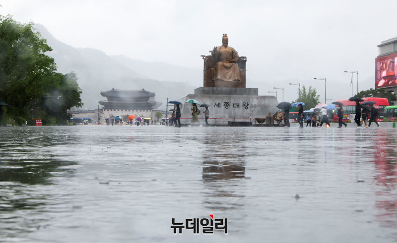 ▲ 비 내리는 광화문. ⓒ서성진 기자