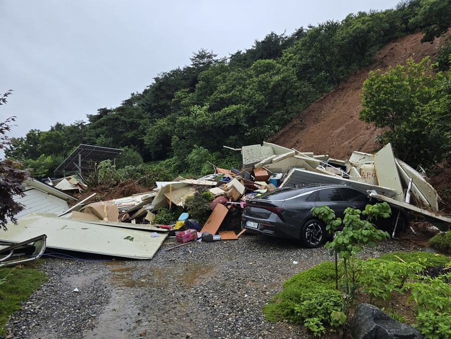 ▲ 청양군 대치면 주정리 산사태 현장에 차가 매몰돼 있다.ⓒ청양군