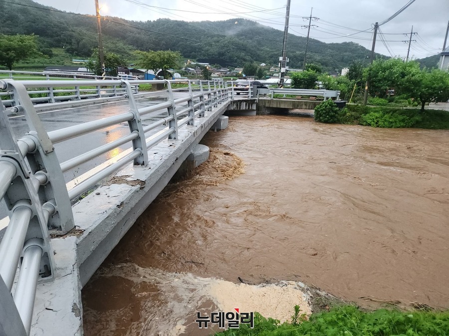▲ 세종시 전동면 송성 2교가 폭우로 인해 범람 위기를 맞고 있다.ⓒ이길표 기자