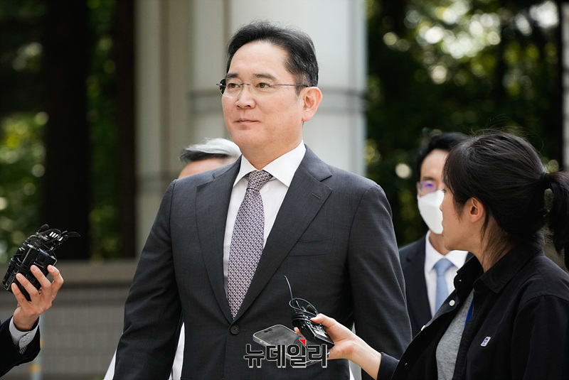 ▲ 이재용 삼성전자 회장이 지난해 9월 30일 서울 서초구 서울고등법원에서 열린 '부당 합병·회계 부정' 혐의 관련 2심 1회 공판에 출석하고 있다.ⓒ뉴데일리DB