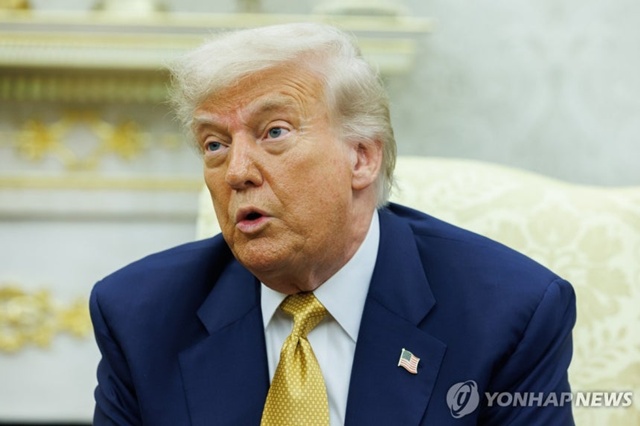 ▲ 도널드 트럼프 미국 대통령이 백악관에서 바레인 왕세자 살만 빈 하마드 알 칼리파 총리와 회담하는 자리에서 기자들의 질문에 답변하고 있다. UPI=연합뉴스. ⓒ연합뉴스