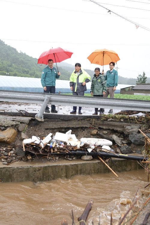 ▲ 최원철 공주시장이 17일 오전 사곡 등 강우가 집중된 지역을 찾아 도로 침수와 구조물 붕괴 우려 현장을 점검하고 있다.ⓒ공주시