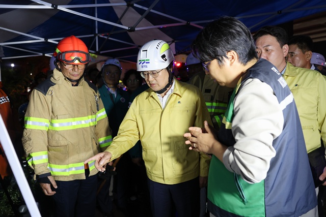 ▲ 김동연 경기도지사가 지난 16일 밤 오산시 가장교차로 옹벽 붕괴사고 현장을 방문해 관계자들로부터 현장에 대한 설명을 듣고 있다. ⓒ경기도 제공