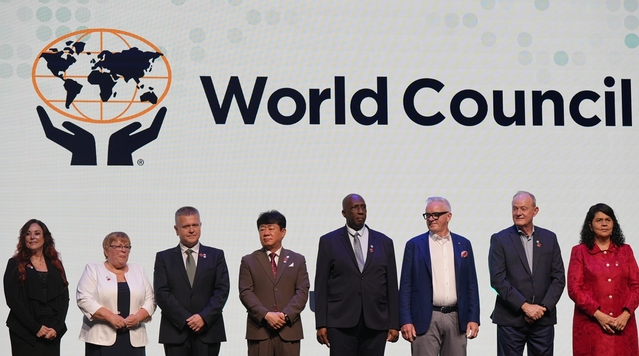 ▲ 스웨덴 스톡홀름에서 개최된 2025년 세계신협 컨퍼런스에서 세계신협 대표들이 모여 기념사진을 찍고 있다. (왼쪽 네번째 김윤식 신협중앙회장)ⓒ신협중앙회