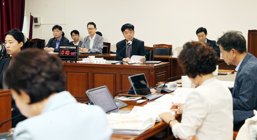 ▲ 충북도의회 인사청문특별위원회(위원장 김꽃임)가 17일 충북테크노파크 박순기 원장 후보자에 대한 인사청문회를 개최하고 있다. ⓒ충북도의회