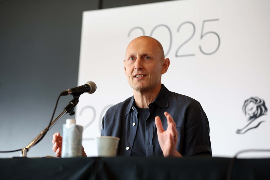 ▲ 댄 클레이즈(Dan Clays) 2025 칸라이언즈 미디어(Media Lions) 부문 심사위원장이 2025 칸라이언즈 프레스 브리핑에서 미디어 라이언즈 심사기준을 발표하고 있다. ⓒCANNES LIONS