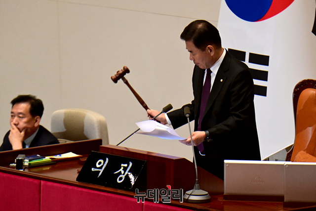 ▲ 지난 2023년 12월 1일 김진표 당시 국회의장이 국회에서 열린 본회의에서 손준성 대구고검 차장검사·이정섭 대전고검 검사 직무대리에 대한 탄핵소추안을 통과 시키고 있다. ⓒ이종현 기자