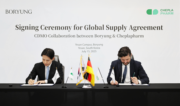 ▲ 보령 김성진 CSO(왼쪽)와 체플라팜 아르템 게보르키안 부사장(오른쪽)이 15일 
보령 예산캠퍼스에서 열린 계약 체결식에서 서명하고 있다. ⓒ보령