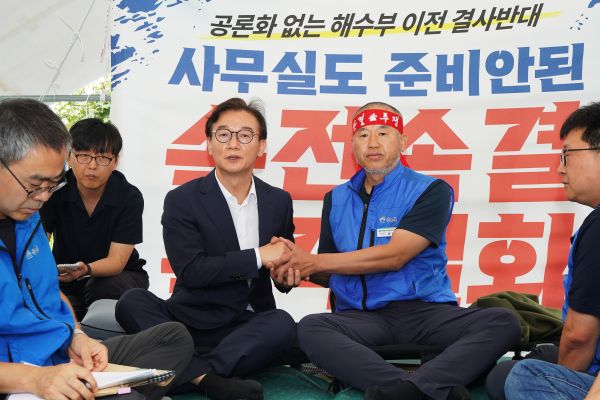 ▲ 전재수 해양수산부 장관 후보자가 17일 서울 여의도 국회 앞에서 해수부 부산 이전 반대 단식 투쟁 중인 윤병철 국가공무원노동조합 해수부지부 위원장과 만나 대화를 나누고 있다. ⓒ해양수산부