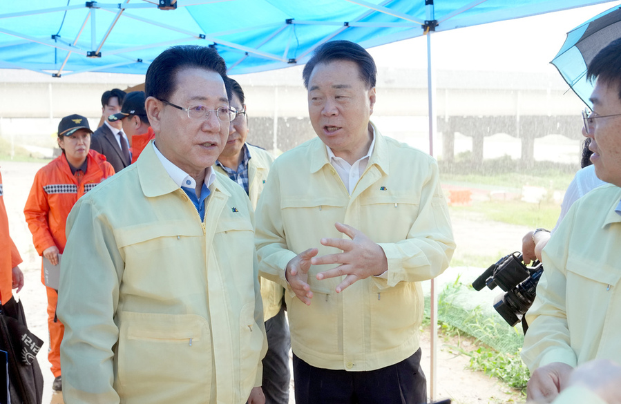 ▲ 김영록 전라남도지사가 17일 오후 ‘화순 서태2지구 풍수해생활권 종합 정비사업’ 현장을 방문, 호우대비 대처 상황을 점검하고 비상상황 발생시 인명피해가 발생하지 않도록 체계적인 대응 태세 구축을 당부하고 있다.ⓒ전라남도 제공
