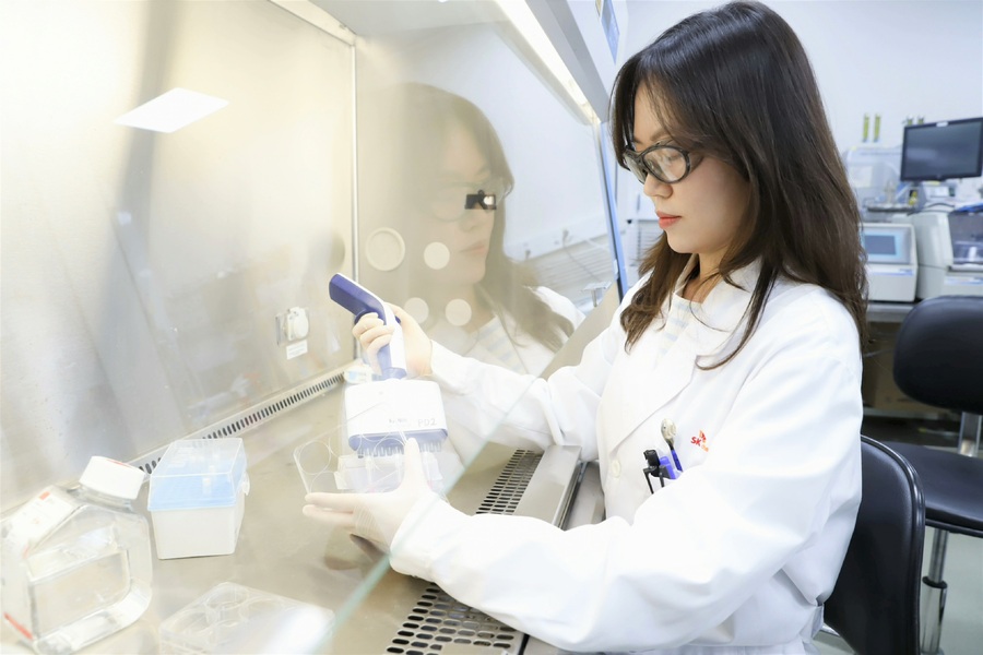 ▲ SK바이오사이언스 연구원이 면역증강제 활용 독감백신 개발을 위한 분석 실험중이다. ⓒSK바이오사이언스