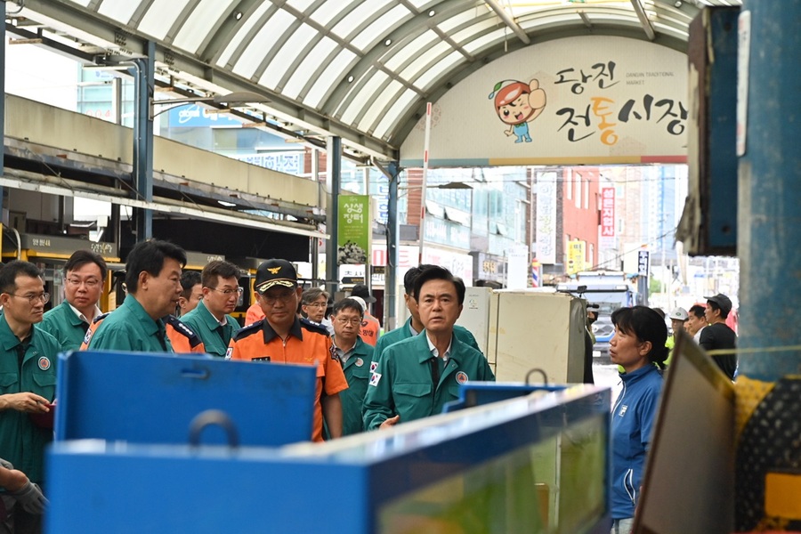 ▲ 김태흠 충남도지사가 17일 오후 당진 어시장에서 피해 상황을 보고 받고 있다.ⓒ충남도