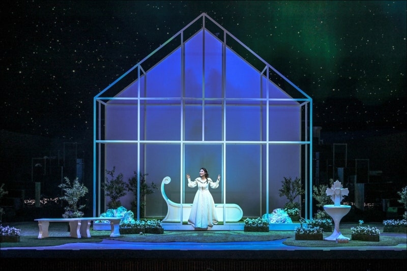 ▲ 지난 4월 세종문화회관 대극장에서 열린 서울시오페라단 '파우스트'에서 마르그리트 역의 소프라노 황수미가 노래하고 있다.ⓒ세종문화회관