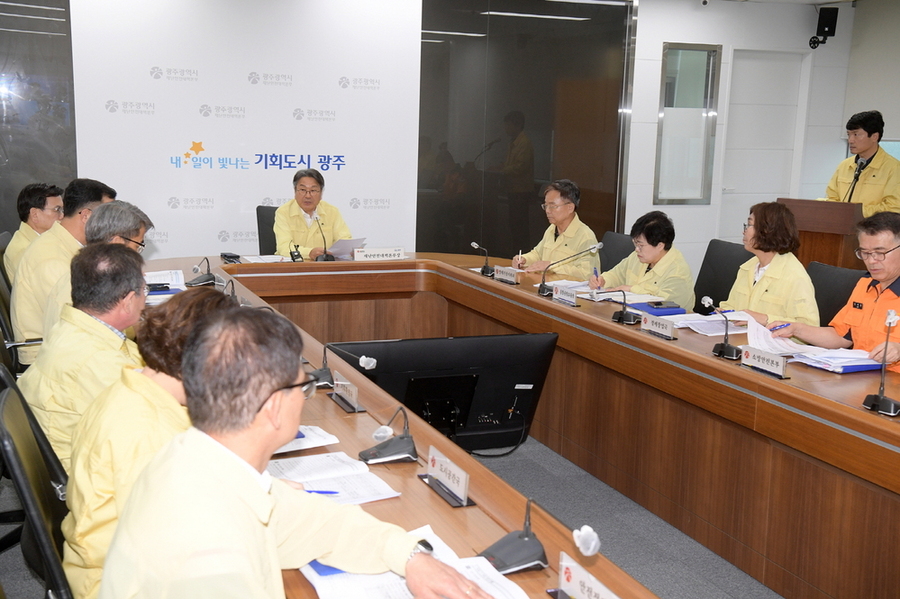 ▲ 강기정 광주광역시장이 17일 오전 시청 재난상황실에서 열린 호우 특보 상황판단회의에 참석, 피해지역 상황을 보고 받은 후 철저한 대비로 시민의 인명과 재산보호에 최선을 다해주길 당부하고 있다.ⓒ광주광역시 제공