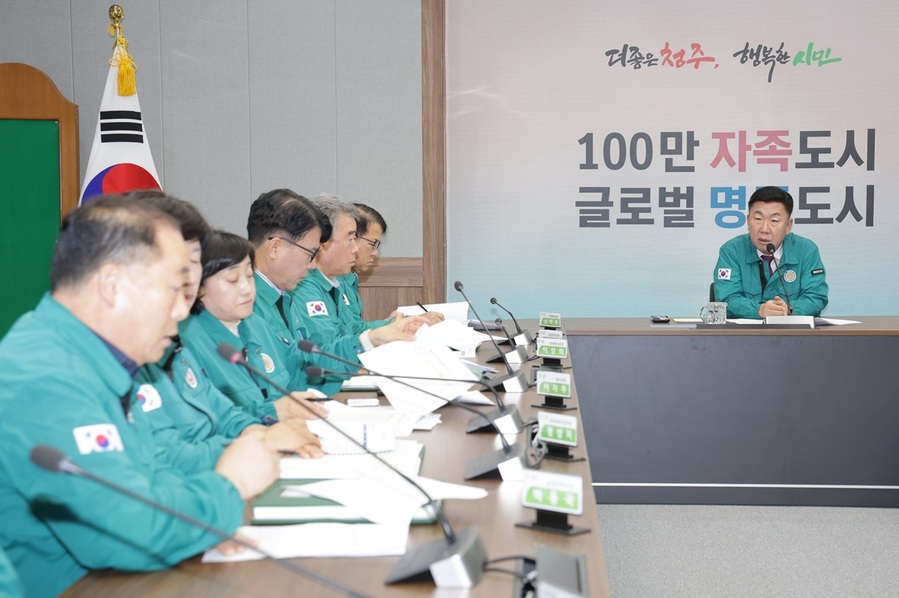 ▲ 이범석 청주시장이 17일 임시청사 소회의실에서 간부공무원과 집중호우 대응 비상회의를 주재하고 있다. ⓒ청주시