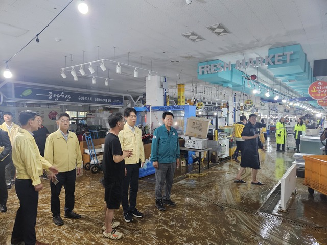 ▲ 노용석 중기부 차관(가운데)이 충남 당진전통시장을 찾아 수해 피해 현장을 둘러보고 있다. ⓒ중기부