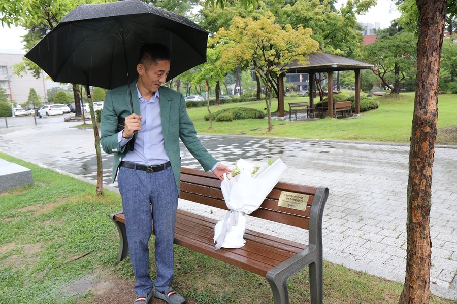 ▲ 충북대 제1호 기부벤치 앞에 선 윤인홍 대표. ⓒ충북대학교
