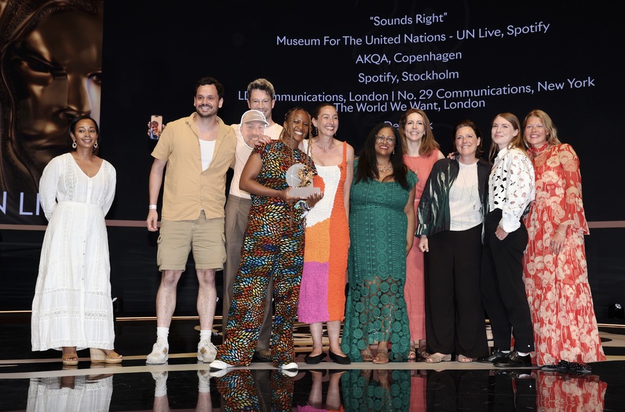 ▲ 2025 칸라이언즈 이노베이션 심사위원장 코트니 브라운 워렌 킥스타터 CMO(좌)와 그랑프리 수상팀. ©Cannes Lions