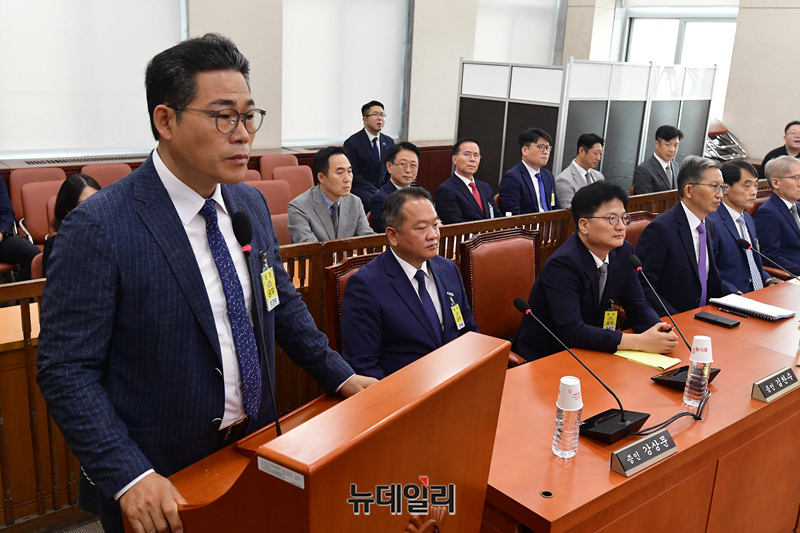 ▲ 백해룡 전 영등포서 형사과장이 국회에서 열린 행정안전위원회의 '세관 연루 마약 밀반입 사건 수사 외압 의혹 청문회'에서 의원들의 질문에 답하고 있다. 2024. 08. 20. ⓒ이종현 기자