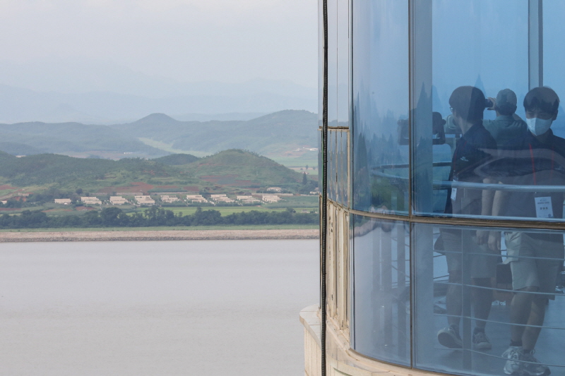 ▲ '해양문화 대장정'에 참가한 대학생들이 2023년 7월 12일 오후 인천 강화군 강화평화전망대에서 북한쪽을 바라보고 있다. 대학생 110명은 해양수산부가 주최하고 한국해양재단이 주관한'2023 해양문화 대장정'에  참여해 8박 9일간 독도(최동단), 백령도(최북단), 마라도(최남단) 등 우리나라 끝단 도서와 주요 해양 영토를 탐방했다. ⓒ뉴시스