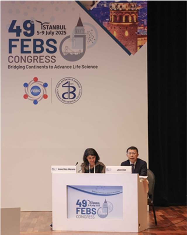 ▲ 김준 한동대 석좌교수가 터키 이스탄불 FEBS 학회에서 FAOBMB 기조강연 진행하고 있다.ⓒ한동대