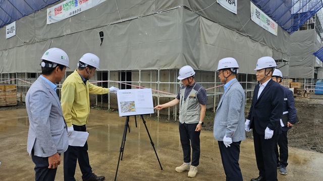 ▲ 포항교육지원청은 오는 2026년 3월 개교하는 신설초에 대해 공정관리 및 안전사고 예방을 위한 현장 점검을 실시했다.ⓒ포항교육청