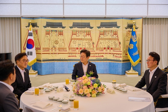 ▲ 이재명 대통령이 17일 저녁 한남동 대통령 관저에서 우원식 국회의장, 김민석 국무총리, 강훈식 비서실장과 만찬을 하고 있다. /대통령실 제공