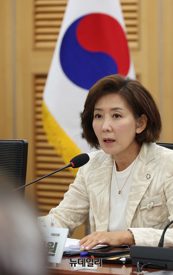 ▲ 나경원 국민의힘 의원은 지난 11일 오전 국회 의원회관에서《한미 통상협상 카운트다운 : 관세전쟁 속 대한민국 국익을 위한 산업계-국회 비상토론회》를 공동주최했다. 개회사를 하고 있는 모습. ⓒ 정상윤 기자