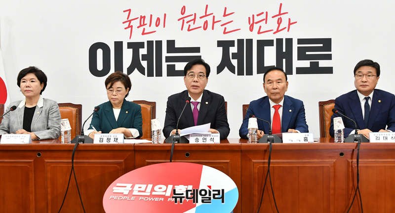 ▲ 17일 열린 국힘 비상댜책위에서 발언하는 송언석 비대위원장. 윤희숙의 인민재판 식 여론공세에 무력하게 대응한다는 비판이 나오고 있다. ⓒ 이종현 기자