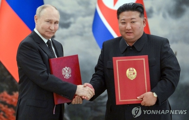 ▲ 손잡은 블라디미르 푸틴 러시아 대통령과 김정은 북한 국무위원장. 타스=연합뉴스. ⓒ연합뉴스