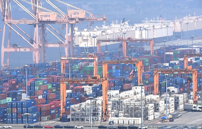 ▲ 경기 평택시 포승읍 평택항에 컨테이너가 쌓여있는 모습.ⓒ뉴시스