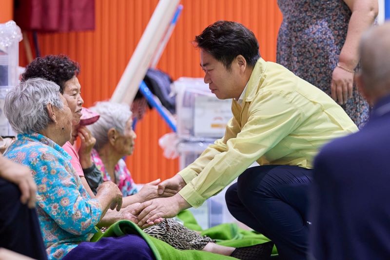 ▲ 오세현 아산시장이 17일 오후 수해 지역을 찾아 주민들을 위로하고 있다.ⓒ아산시