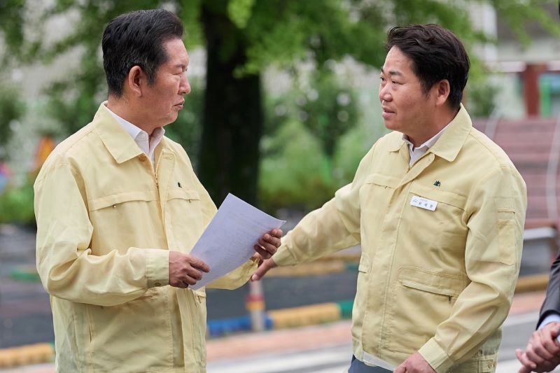 ▲ 아산시 수해지역을 방문한 정청래 더불어민주당 국회의원과 오세현 아산시장.ⓒ아산시