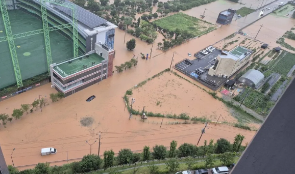 ▲ 극한 호우가 쏟아진 17일 광주 북구 신용동 일대 도로가 침수돼 차들이 물에 잠겨 있다ⓒ연합