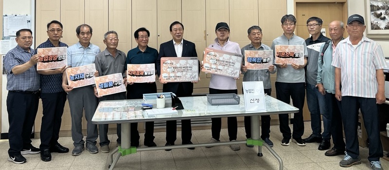 ▲ 최민호 세종시장이 18일 오전 연서면 행정복지센터를 찾아 농업인 수당 지급 상황을 점검에 앞서 농업인들과 기념촬영을 하고 있다.ⓒ세종시
