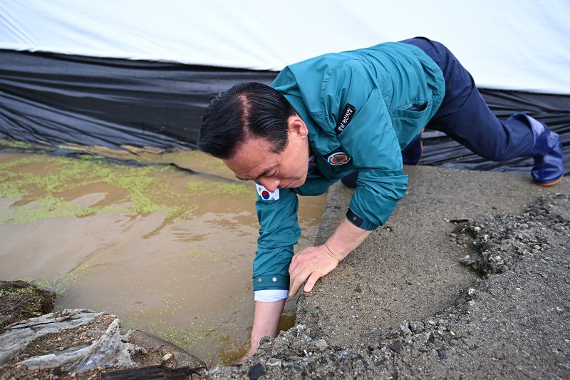 ▲ 백성현 논산시장이 지난 17일 집중호우로 피해가 우려되는 성동면과 탑정호 일대를 긴급 점검을 하고 있다.ⓒ논산시