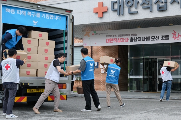 ▲ 대한적십자사 충남지사에서 18일 SPC그룹 해피봉사단 직원들이 수해 이재민들을 위한 구호물품을 전달하고 있다. ⓒSPC그룹