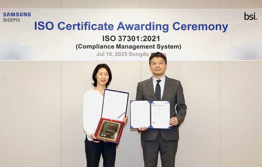 ▲ 삼성바이오에피스 김경아 사장(왼쪽)과 BSI 임성환 대표(오른쪽)가 18일 삼성바이오에피스 송도 사옥에서 열린 ISO 37301 인증서 수여식에 참석하여 기념 사진을 촬영하고 있다. ⓒ삼성바이오에피스