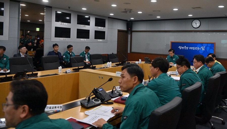 ▲ 김태흠 충남도지사가 18일 오전 도청 재난종합상황실에서 이재명 대통령 주제로 열린 집중호우 대처 상황점검회의에 영상으로 찹석한 모습이다.ⓒ충남도