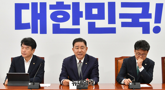 ▲ 김병기 더불어민주당 당대표 직무대행 겸 원내대표가 17일 국회에서 열린 정책조정회의에서 발언하고 있다. ⓒ이종현 기자