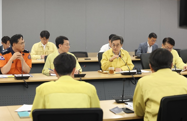 ▲ 김동연 경기도지사가 18일 경기도청 재난안전1회의실에서 열린 '호우 대처 도-시군 재난안전대책본부 회의'를 주재하고 있다. ⓒ경기도 제공