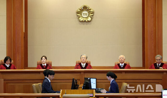 ▲ 김형두(가운데) 헌법재판소장 권한대행 재판관 등 헌법재판관들이 17일 오후 서울 종로구 헌법재판소에서 이른바 '고발사주' 의혹을 받는 손준성 대구고검 차장검사(검사장)에 대한 탄핵심판사건 등 7월 심판사건에 대한 선고를 하기 위해 대심판정에 앉아 있다. ⓒ뉴시스