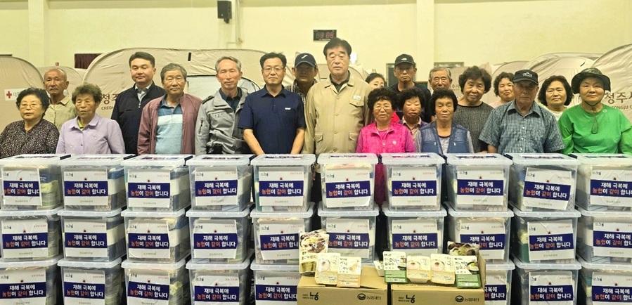 ▲ 변익수(앞줄 가운데) 조합장이 청주시 북이면 화상2리 고상찬 이장과 긴급 대피한 주민들에게 구호 물품을 전달했다. ⓒ충북농협