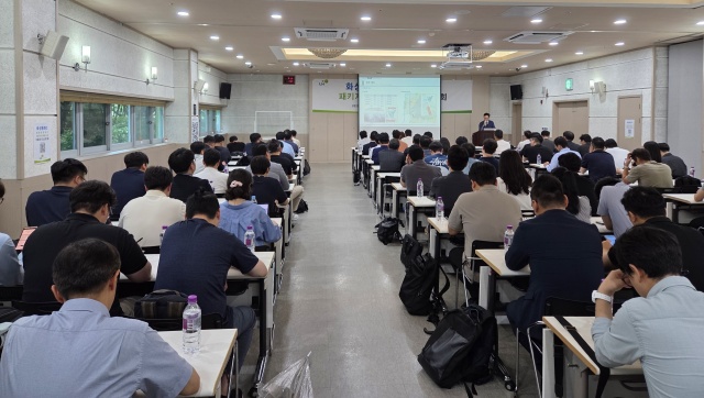 ▲ 한국토지주택공사(LH)가 18일 동탄2 의료복합개발 재공모에 대한 사업설명회를 진행하고 있다ⓒ화성시 제공