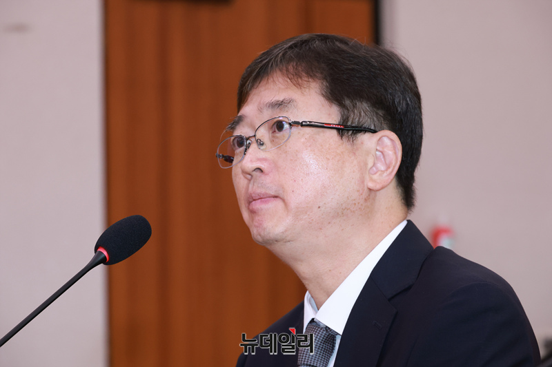▲ 오영준 헌법재판관 후보자가 18일 오전 국회 법제사법위원회에서 열린 인사청문회에 출석해 의원 질의에 답하고 있다. ⓒ이종현 기자