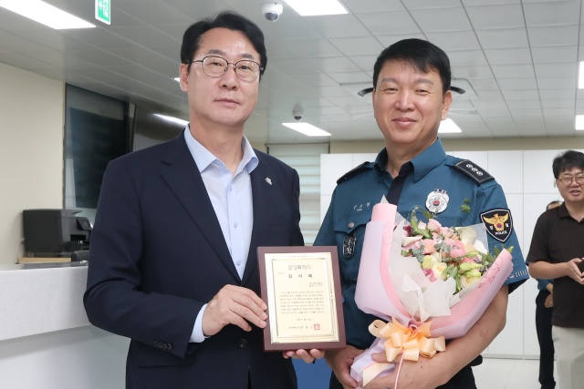 ▲ 시민 생명 지킨 동탄지구대에 감사패 수여ⓒ화성시 제공