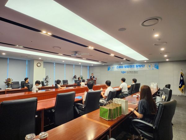 ▲ 탐방단 소속 대학생들에게 한국해양진흥공사를 소개하는 모습. ⓒ한국해양진흥공사