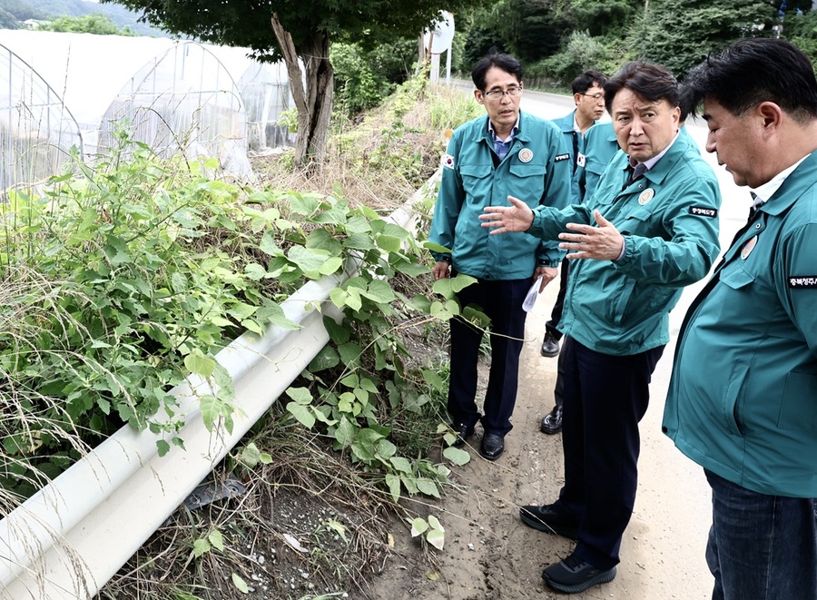 ▲ 김영환 충북도지사가 지난 16~17일 이어진 집중호우로 인해 도내 곳곳에서 피해가 발생함에 따라, 18일 청주시 흥덕구 옥산면 동림리 일원 도로유실 피해 현장을 찾아 점검하고 있다. ⓒ충북도