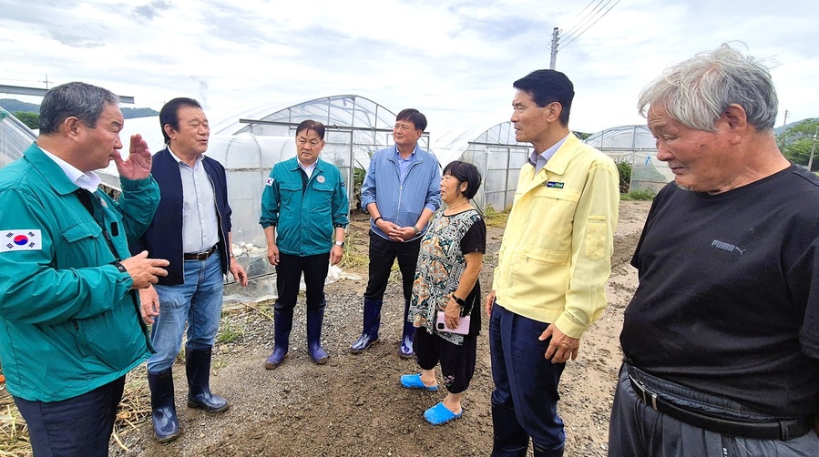 ▲ 박종학(오른쪽 두 번째) 농협중앙회 감사위원장이 수해를 입은 오송읍 호계리 시설하우스 애호박 농가를 찾아 관계자들과 대책을 협의하고 있다. ⓒ충북농협