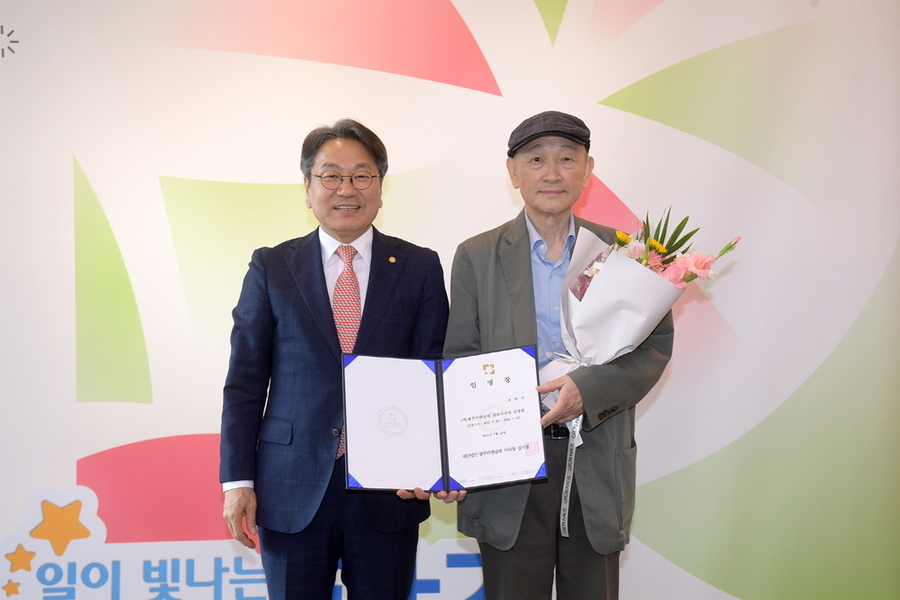 ▲ 강기정 광주광역시장이 18일 오후 시청 접견실에서 윤범모 광주비엔날레 대표이사에게 임명장을 수여한 후 기념촬영을 하고 있다.ⓒ광주광역시 제공